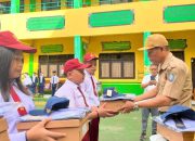 Tunjukan Komitmen Melalui Pembagian Seragam Sekolah