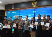 Kanwil DJP Sulselbartra dan KPP Madya Makassar Berikan Apresiasi kepada 8 Wajib Pajak 