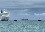 Kapal Cruise MV Crystal Serenity Bertambat di Pelabuhan Makassar