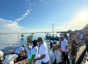 Peduli Lingkungan, Pelindo Regional 4 Makassar Kolaborasi dengan Pemkot Bersihkan Pantai Marbo