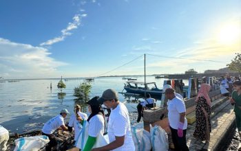 Peduli Lingkungan, Pelindo Regional 4 Makassar Kolaborasi dengan Pemkot Bersihkan Pantai Marbo