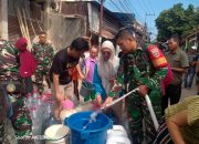Bersama Koramil 1408/08, KNPI Kecamatan Makassar Distribusikan Air Bersih untuk Warga Maccini Gusung