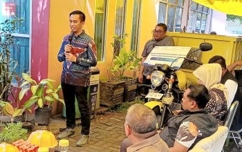 TPK New Makassar Menyerahkan Bantuan Armada Angkutan Sampah Motor Tiga Roda ke Kelurahan Buloa