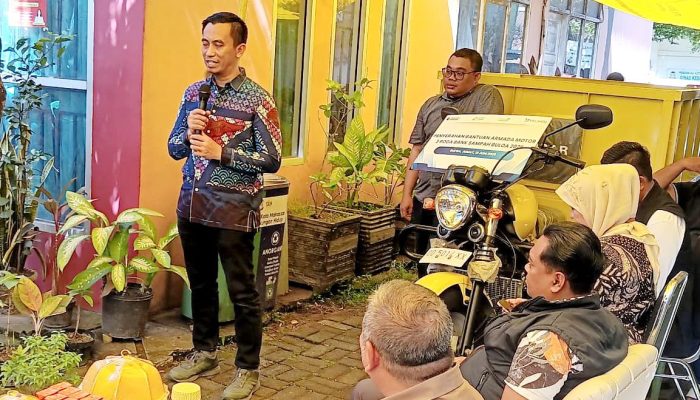 TPK New Makassar Menyerahkan Bantuan Armada Angkutan Sampah Motor Tiga Roda ke Kelurahan Buloa