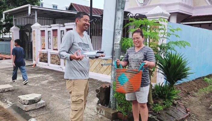 Kadis DLH Wajo Keliling Kampung Beri Hadiah “PISOTA” kepada Warga Peduli Kebersihan