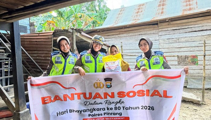 Meriahkan Hari Bhayangkara ke-80,  Satlantas Polres Pinrang Bagikan Bansos  