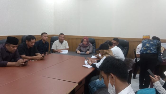 DPRD Mamuju Tengah Membuat Kesepakatan Bersama dengan Massa Aksi AMMT