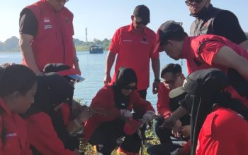 Aksi Kader PDIP Makassar Bersihkan Aliran Sungai dan Tanam Pohon