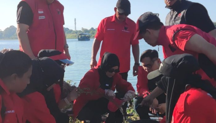 Aksi Kader PDIP Makassar Bersihkan Aliran Sungai dan Tanam Pohon