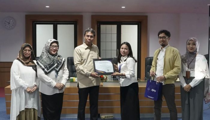 KPP Madya Makassar Berikan Penghargaan Kepada Unhas 