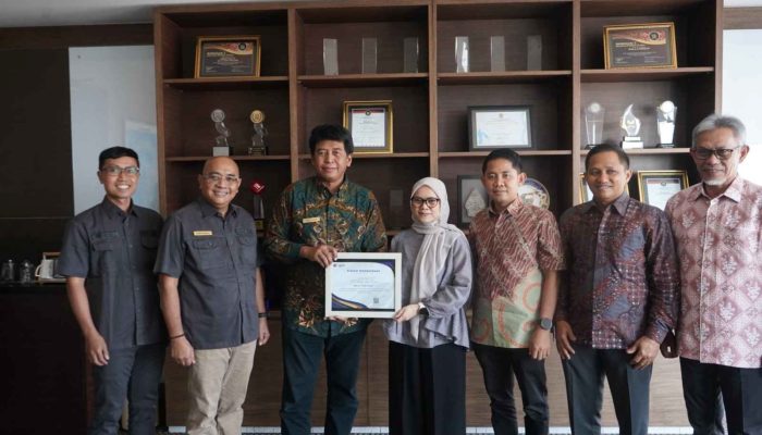 Apresiasi Kepatuhan Pajak Kalla Group, DJP Sulselbartra Serahkan Penghargaan WP Terbaik dan Terbesar Tingkat Korporasi