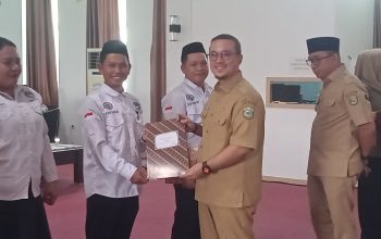 Bupati Mamuju Tengah Serahkan SK kepada 563 Perangkat Desa