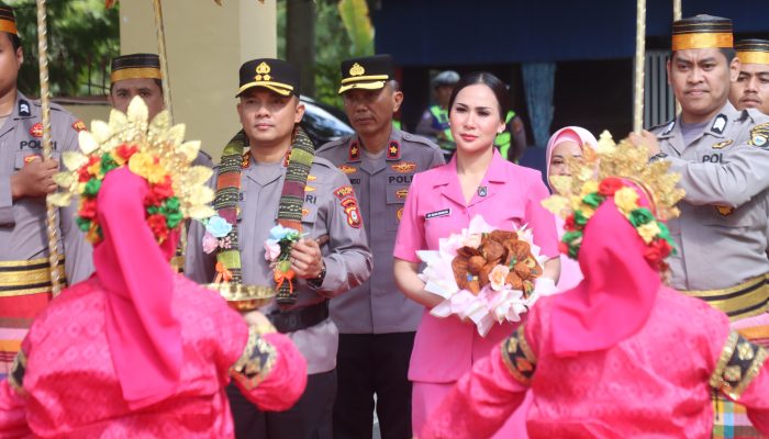 AKBP Diouglas Mahendrajaya Resmi Jabat Kapolres Wajo, Disambut Tradisi Pedang Pora dan Tari Padduppa 