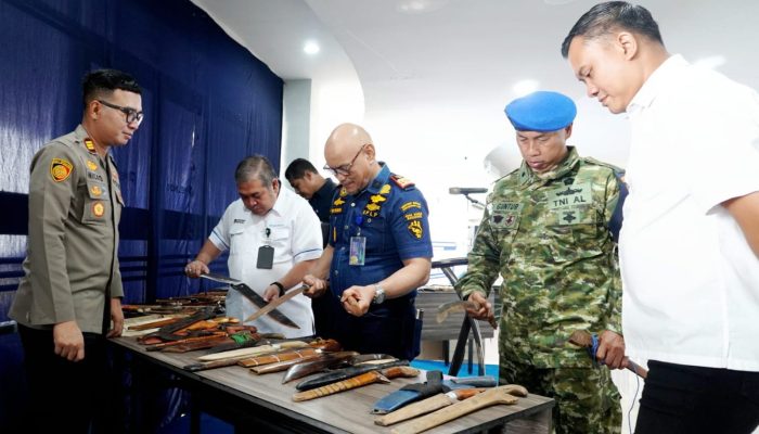 387 Senjata Tajam Hasil X-Ray Diserahkan Pelindo Regional 4 Makassar ke Polres Pelabuhan