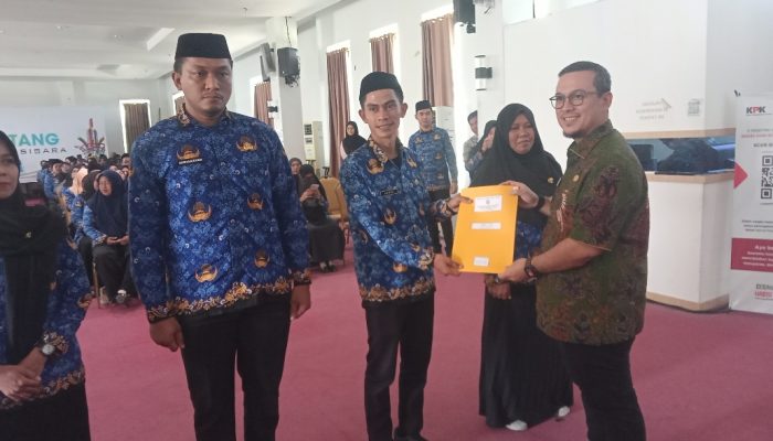 Bupati Mamuju Tengah Serahkan Perpanjangan Perjanjian Kerja PPPK Formasi Tahun 2023 dan 2025