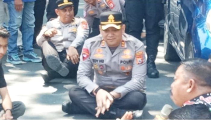 Kapolres Pinrang Duduk Bersama Massa Aksi Gas 3 Kg, Tunjukkan Pendekatan Humanis