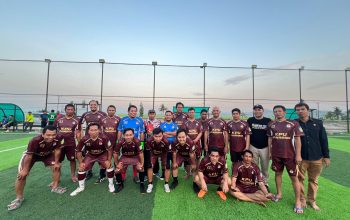 Perkuat Nilai Demokrasi : KPU dan Forum Muballigh DDI Pinrang Adu Taktik di Fun Mini Soccer
