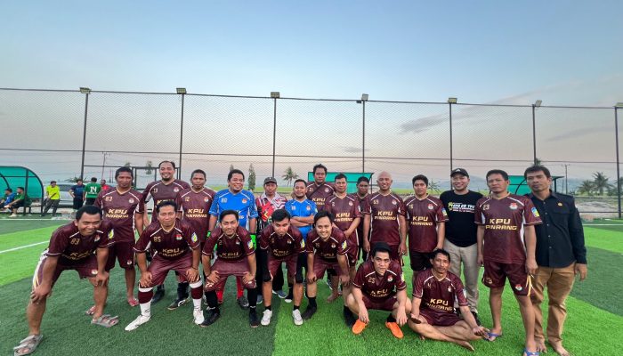 Perkuat Nilai Demokrasi : KPU dan Forum Muballigh DDI Pinrang Adu Taktik di Fun Mini Soccer