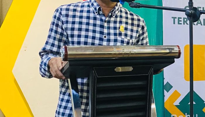 Sumpah Pemuda, Ketua Fraksi PKB Ajak Anak Muda Makassar Hentikan Perang Kelompok  MAKASSAR– Ketua Fraksi PKB DPRD Kota Makassar, Andi Makmur Burhanuddin, mengajak generasi muda menjadikan momentum Hari Sumpah Pemuda sebagai titik balik untuk memperkuat persatuan dan menghentikan konflik antarkelompok yang masih menjadi perhatian di sejumlah wilayah Kota Makassar.  Menurutnya, semangat Sumpah Pemuda yang lahir pada 28 Oktober 1928 harus diwujudkan melalui tindakan nyata dalam kehidupan sehari-hari. Anak muda tidak cukup hanya mengenang sejarah perjuangan para pendahulu, tetapi juga perlu mengambil peran dalam menjaga keamanan lingkungan, membangun solidaritas, serta menciptakan kegiatan yang memberikan manfaat bagi masyarakat.  Andi Makmur mengatakan, generasi muda Makassar memiliki energi, keberanian, dan solidaritas yang besar. Potensi tersebut seharusnya menjadi modal untuk mendorong kemajuan kota, bukan justru terseret dalam pertikaian yang dapat merugikan diri sendiri maupun orang lain.  “Momentum Sumpah Pemuda ini harus menjadi pengingat bagi kita semua bahwa kekuatan anak muda terletak pada kemampuan membangun persatuan. Kita tentu bangga melihat generasi muda yang memiliki solidaritas tinggi dan keberanian dalam memperjuangkan sesuatu. Tetapi, keberanian itu harus diarahkan ke hal-hal positif, seperti berkarya, berprestasi, membantu sesama, dan memberikan kontribusi bagi lingkungannya,” ujar Andi Makmur.  Ia menilai, persoalan perang kelompok tidak bisa diselesaikan hanya dengan imbauan atau tindakan setelah konflik terjadi. Diperlukan keterlibatan berbagai pihak untuk membangun komunikasi, mencegah provokasi, dan menciptakan lingkungan yang memungkinkan generasi muda menyalurkan energi mereka secara produktif.  Menurutnya, konflik yang bermula dari persoalan kecil dapat berkembang menjadi pertikaian berkepanjangan ketika emosi dan gengsi kelompok lebih diutamakan daripada keselamatan bersama. Dampaknya tidak hanya dirasakan oleh mereka yang terlibat langsung, tetapi juga keluarga dan masyarakat yang menginginkan lingkungan aman.  “Jangan sampai anak-anak muda kita kehilangan masa depan hanya karena persoalan yang sebenarnya bisa diselesaikan dengan komunikasi. Tidak ada kebanggaan dari sebuah pertikaian jika akhirnya menimbulkan korban, merugikan keluarga, atau membuat seseorang harus berhadapan dengan persoalan hukum. Kita ingin anak muda Makassar dikenal karena prestasi dan karyanya, bukan karena konflik yang terus berulang,” tegasnya.  Legislator PKB tersebut mengatakan, pendekatan terhadap persoalan kepemudaan perlu dilakukan secara seimbang. Tindakan kekerasan harus ditangani sesuai hukum yang berlaku, tetapi upaya pencegahan dan pembinaan juga tidak boleh diabaikan.  Ia berpandangan, keluarga, sekolah, tokoh masyarakat, organisasi kepemudaan, pemerintah, dan aparat keamanan perlu membangun kerja sama yang berkelanjutan. Komunikasi antarkelompok harus diperkuat agar potensi perselisihan dapat diketahui lebih awal dan tidak berkembang menjadi bentrokan.  “Kalau kita hanya bergerak setelah terjadi bentrokan, berarti kita selalu berada pada tahap penanganan, bukan pencegahan. Karena itu, perlu ada komunikasi yang baik di tingkat lingkungan, peran aktif tokoh masyarakat, serta keterlibatan anak muda sendiri untuk meredam persoalan sebelum membesar. Mereka harus diberi ruang untuk ikut menyelesaikan masalah, bukan hanya menjadi objek dari kebijakan yang dibuat,” jelasnya.  Selain itu, Andi Makmur mendorong Pemerintah Kota Makassar memperluas ruang aktivitas dan pengembangan potensi generasi muda. Fasilitas olahraga, kegiatan seni dan budaya, pelatihan keterampilan, pengembangan kewirausahaan, serta ruang kreativitas dinilai dapat menjadi alternatif positif bagi anak muda untuk mengembangkan kemampuan mereka.  Menurutnya, membangun generasi muda tidak cukup hanya dengan meminta mereka menjaga ketertiban. Pemerintah juga perlu membuka kesempatan agar mereka dapat mengakses pendidikan, mengembangkan keterampilan, memperoleh peluang usaha, dan berpartisipasi dalam pembangunan kota.  “Anak muda membutuhkan ruang untuk menunjukkan kemampuan dan membuktikan bahwa mereka bisa berbuat sesuatu yang bermanfaat. Pemerintah perlu menghadirkan program yang sesuai dengan kebutuhan mereka, mulai dari olahraga, seni, pelatihan kerja, sampai pendampingan usaha. Jangan hanya meminta mereka menjauhi kegiatan negatif, tetapi kita juga harus memberikan pilihan dan kesempatan agar mereka bisa berkembang,” ungkapnya.  Andi Makmur menambahkan, persatuan sebagaimana terkandung dalam Sumpah Pemuda bukan berarti menghilangkan identitas kelompok atau lingkungan masing-masing. Setiap komunitas tetap dapat memiliki kebanggaan, tetapi kebanggaan itu harus diwujudkan melalui prestasi dan kontribusi positif, bukan dengan merendahkan atau memusuhi kelompok lain.  Ia juga mengingatkan bahwa keberanian sejati tidak selalu ditunjukkan dengan membalas tantangan. Kemampuan menahan diri, menolak ajakan melakukan kekerasan, menghentikan provokasi, dan mengajak teman menyelesaikan persoalan secara damai merupakan bentuk tanggung jawab yang perlu ditanamkan kepada generasi muda.  “Menurut saya, orang yang berani menghentikan pertikaian justru menunjukkan kedewasaan dan kepemimpinan. Tidak semua tantangan harus dijawab dengan perlawanan, dan tidak semua persoalan harus diselesaikan dengan kekerasan. Kadang-kadang, keberanian terbesar adalah ketika kita mampu mengendalikan emosi, mengajak teman untuk berdamai, dan mencegah sesuatu yang bisa merugikan banyak orang,” tuturnya.  Ia menegaskan, generasi muda yang pernah terlibat konflik juga harus tetap memiliki kesempatan untuk memperbaiki diri. Pembinaan dan pendampingan perlu dibuka tanpa menghilangkan tanggung jawab atas tindakan yang telah dilakukan. Dengan demikian, upaya menciptakan keamanan dapat berjalan beriringan dengan pemulihan hubungan sosial di tengah masyarakat.  Andi Makmur berharap peringatan Sumpah Pemuda tahun ini menjadi momentum memperkuat komitmen bersama dalam membangun Makassar yang aman, terbuka, dan memberikan ruang bagi generasi muda untuk berkembang.  “Makassar membutuhkan anak muda yang berani mengambil tanggung jawab, bukan sekadar mempertahankan gengsi kelompok. Kita ingin melihat mereka berlomba menciptakan karya, mengembangkan usaha, meraih prestasi, dan membantu masyarakat. Kalau energi, solidaritas, dan keberanian itu diarahkan untuk hal-hal yang produktif, saya yakin anak muda bisa menjadi kekuatan besar dalam pembangunan kota ini,” pungkasnya.  Ia menambahkan, semangat Sumpah Pemuda harus diterjemahkan melalui tindakan nyata, baik oleh generasi muda maupun seluruh elemen masyarakat. Persatuan tidak boleh berhenti sebagai slogan dalam peringatan tahunan, tetapi harus menjadi landasan untuk membangun kehidupan sosial yang lebih harmonis.  “Pada akhirnya, masa depan Makassar juga berada di tangan anak-anak muda kita. Mari kita beri mereka kesempatan, dengarkan aspirasi mereka, dan libatkan dalam pembangunan. Sumpah Pemuda mengajarkan bahwa perbedaan bukan alasan untuk bermusuhan. Saatnya kita membuktikan bahwa generasi muda Makassar mampu menjaga persaudaraan, menghentikan kekerasan, dan membawa kota ini menuju masa depan yang lebih baik,” tutupnya.