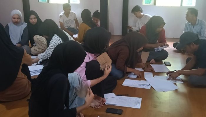 Kepala Desa Baring Serahkan Insentif dan Honor ke Seluruh Personil Jajaran Perangkat Petugasnya